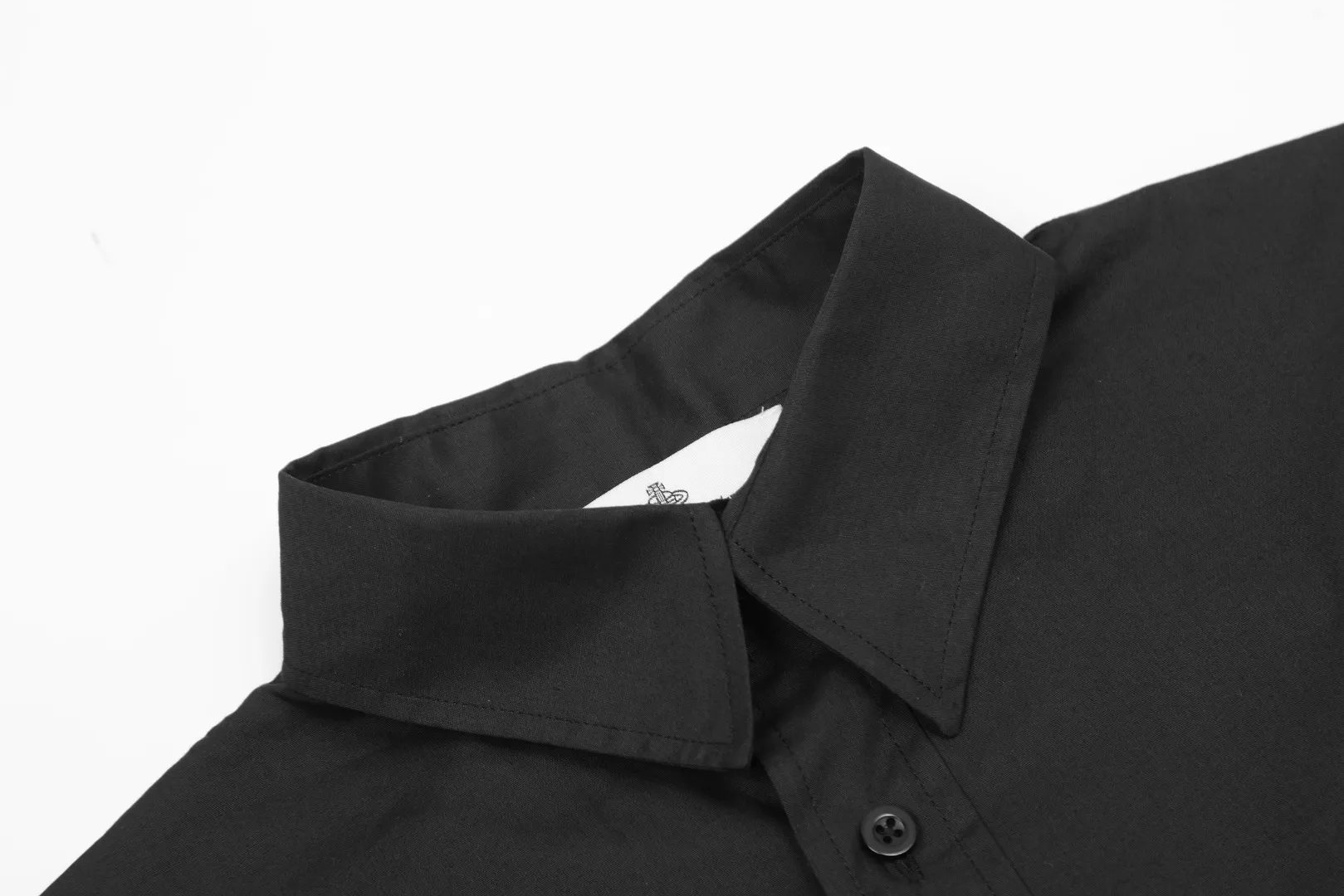 VIVI122# Uniform style for men and women" vivienne west wood Queen Mother Vivian Uniform style for men and women Casual suit style design shirt Metallic finishing touch on cuffs Folding design of sleeves with high workmanship Double-pressed seam patch design on the hem The upper body has a stylish and full sense of design The white background picture details display effect is average The real texture quality far exceeds the picture The 3 colors are very versatile Color: Dark blue Black White Size: S M L